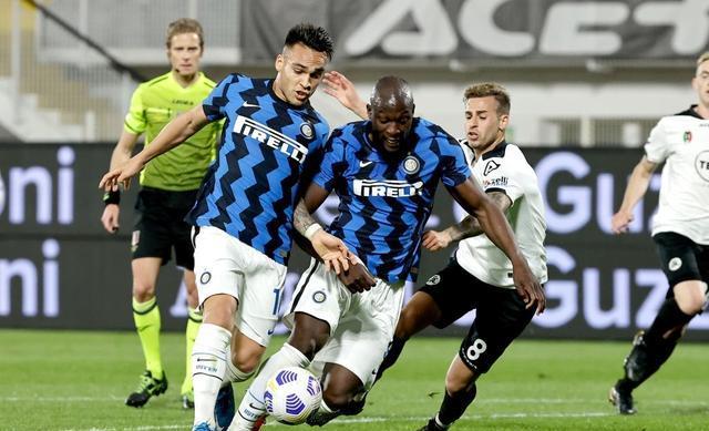 博亚体育官方注册-那不勒斯发布备战花絮，转会期外线爆发，欧超杯任务艰巨，纪律约束更严格