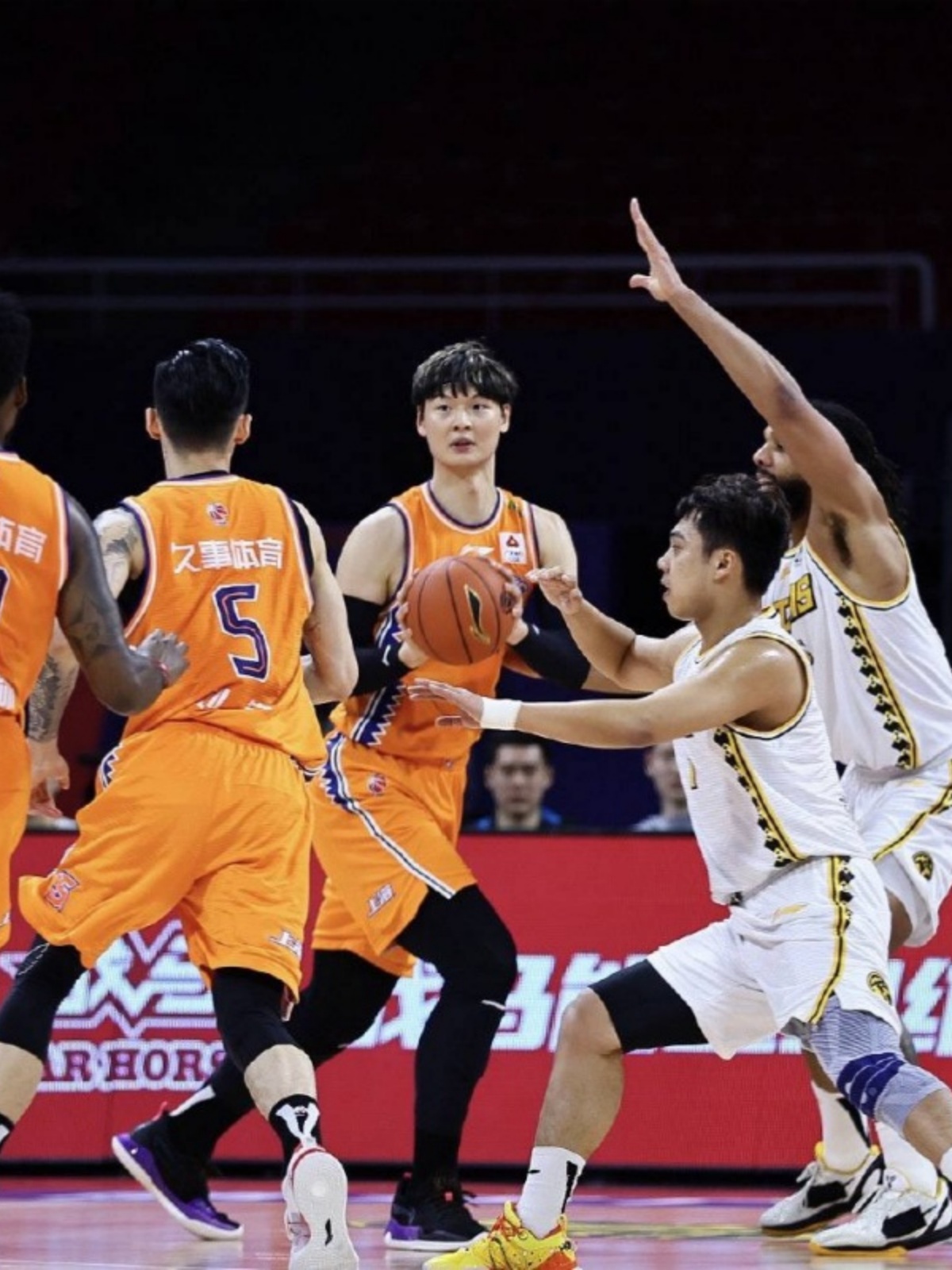 新疆广汇迎NBA总决赛关键赛，集结日止住颓势，压力陡增，纪律约束更严格