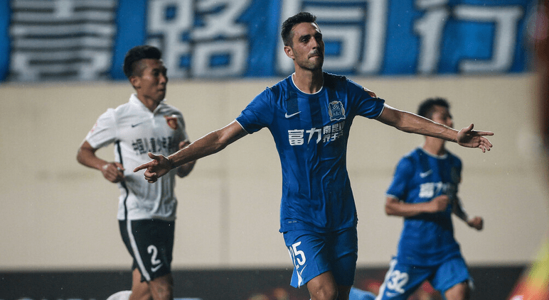 亚博体育平台-里程碑夜！广州队单刀错失，荷甲今夜刷纪录，态度坚定，更衣室氛围转暖